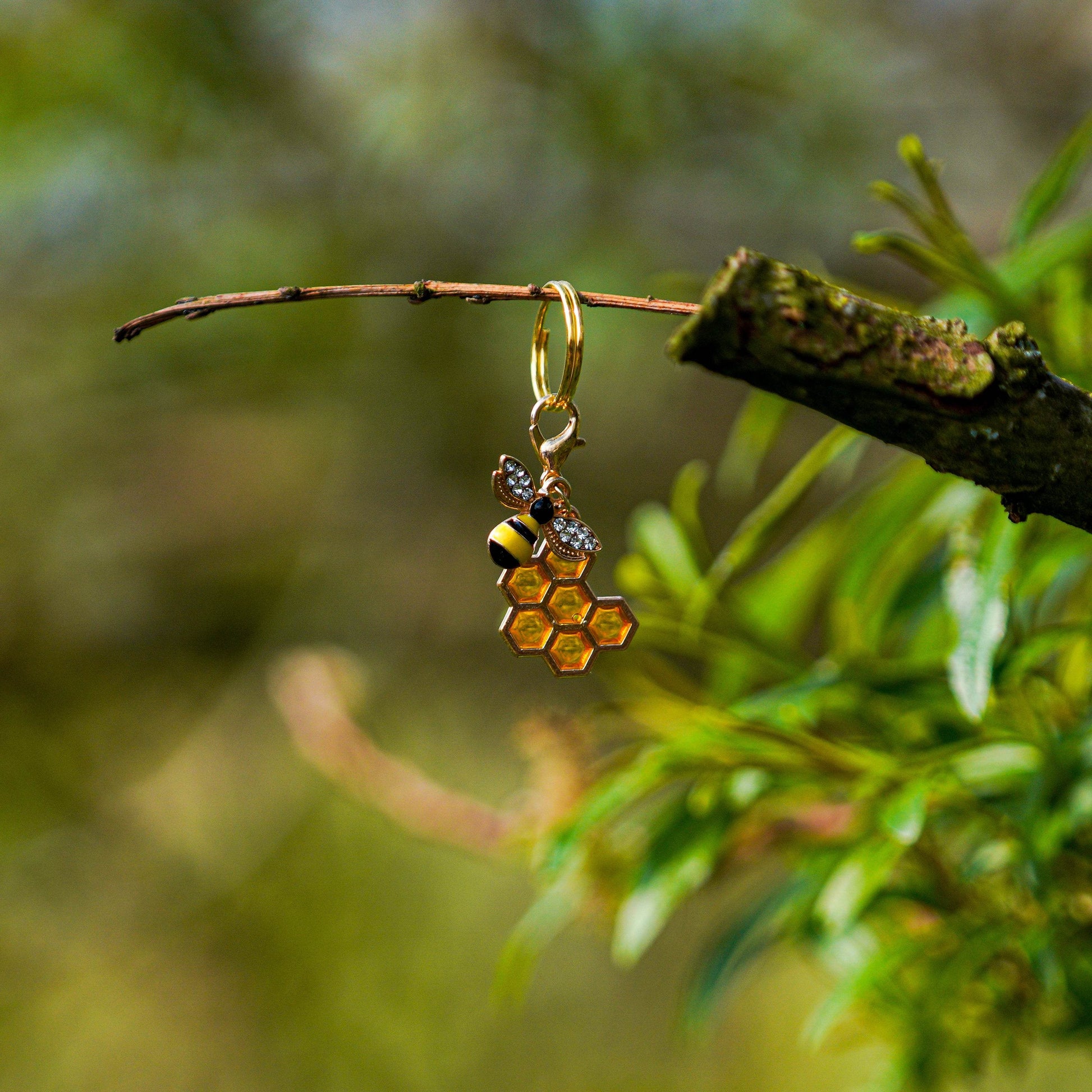 HONEY BEE Charm - Glam & Gallop